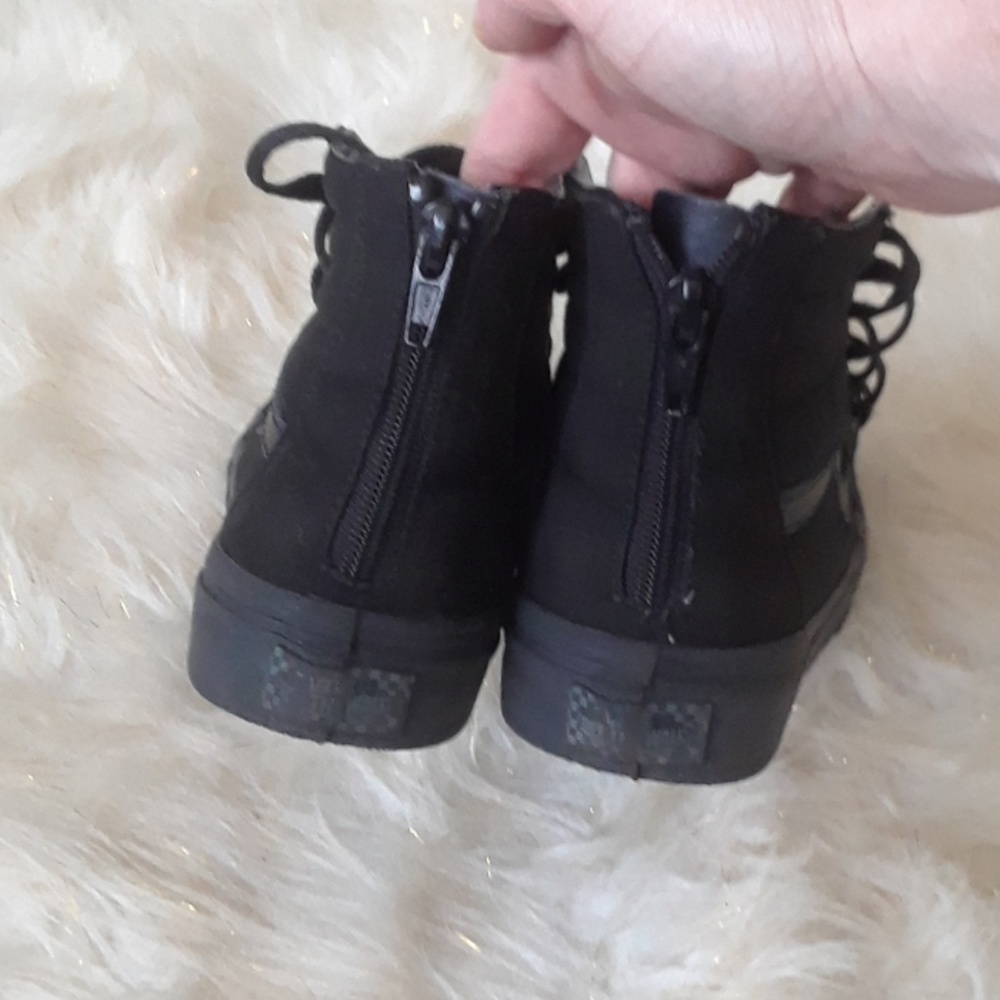 Vans - Picture 4 of 5